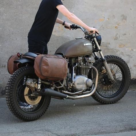 Estilo Cafe Racer, Motorcycle Bags, Custom Scrambler, Sepeda Retro, Brat Bike, Moto Scrambler, Tracker Motorcycle, Street Scrambler, Motorcycle Saddlebags