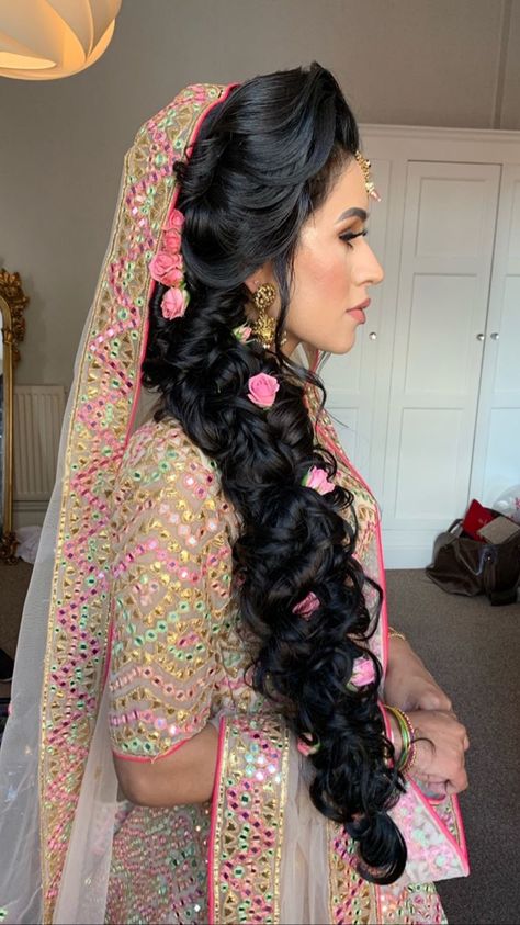 Mehndi Braid, Messy Plaits, Mehndi Hair, Plaited Bun, Desi Hair, Mehndi Hairstyles, Side Braid Hairstyles, Mehndi Brides, Plaits Hairstyles