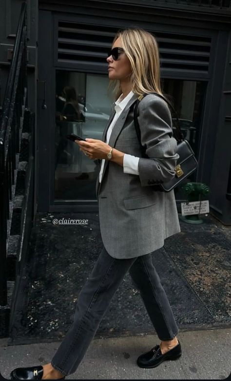 Grey Blazer Women, Ballet Flats Outfit, Stile Casual Chic, Flats Outfit, Professional Outfits Women, Business Outfits Women, Corporate Outfits, Blazer Jeans, Grey Outfit