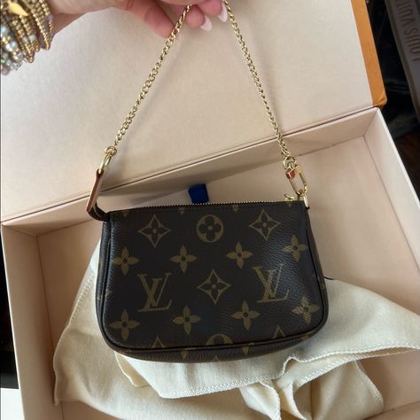 Brand New, Never Used. 110% Authentic. Proof Of Purchase Available! Louis Vuitton Mini Pochette, Mini Outfit, Louis Vuitton Mini, Lv Bags, Fancy Bags, Lv Handbags, Vintage Bag, High Fashion Street Style, Cute Bags