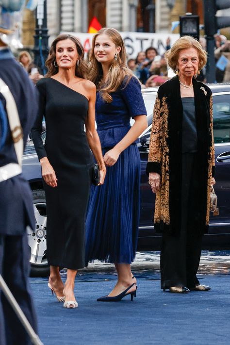 The Royal Family of Spain Attend Princess of Asturias Awards 2023 Princess Of Spain Leonor, Queen Letizia Style Dresses, Queen Of Spain Letizia, Bulgari Earrings, Infanta Sofia Of Spain, Queen Sofia Of Spain, Wedding Guest Skirt, Queen Letizia Style, Princess Leonor Of Spain