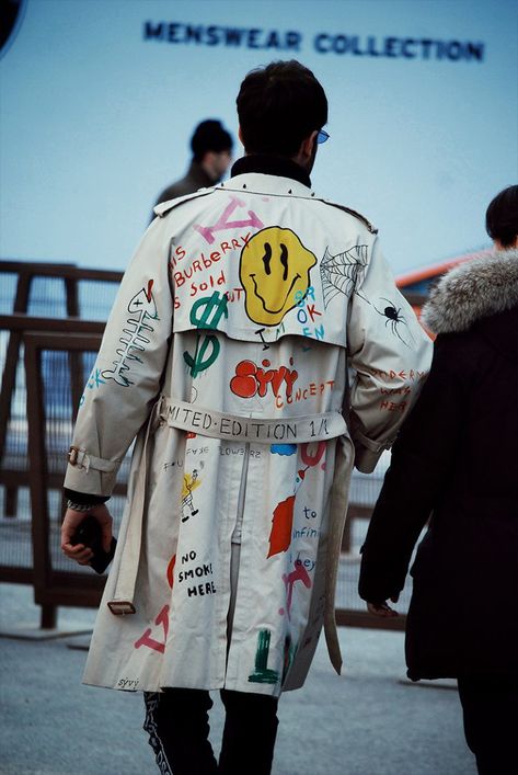 Casual Trench Coat Outfit, Jm Basquiat, Graffiti Fashion, Fashion Graffiti, Mode Kimono, Denim Art, Painted Clothes, Fashion Attire, Mens Street Style