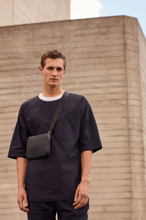 Rutger Schoone Dons Minimal Partywear Looks for COS Bagpack Outfit Style, Cos Style, The Weekend Edit, Bum Bag Outfit, Cos Man, Minimalist Fashion Men, Street Style Bags, Mens Bags Fashion, Shirt Dress Summer