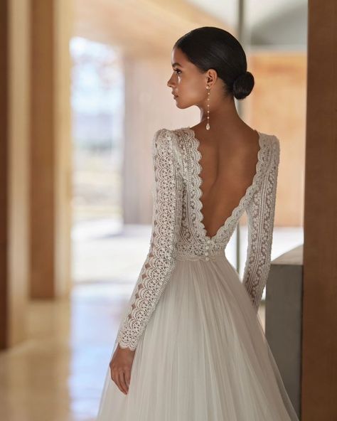 Obsessed with details? We are too! And this dress by rosaclara_latam has all of them! 😃 Rosa Clara Wedding Dress, Rosa Clara Bridal, Rosa Clara Wedding Dresses, Unique Wedding Gowns, Elegant Bridal Gown, Sparkly Wedding Dress, Classy Wedding Dress, Soft Tulle, Luxury Bridal