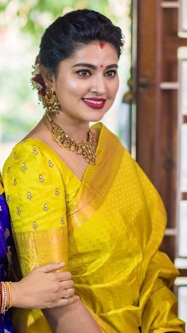 Sneha Saree, Actress Sneha, Saree Yellow, Traditional Blouse Designs, Latest Model Blouse Designs, Beautiful Lipstick, Cloth Design, Saree Silk, Saree Blouse Designs Latest