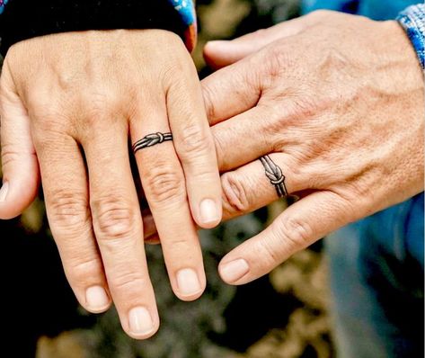 Knot Ring Tattoo, Knot Tattoos, Wedding Ring Finger Tattoos, Finger Tattoos For Couples, Ring Tattoo Designs, Wedding Band Tattoo, Maching Tattoos, Line Tattoo Ideas, Wedding Ring Tattoo