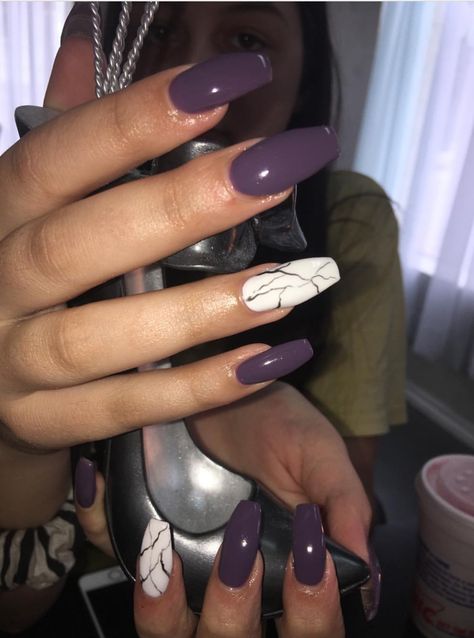 Purple marble coffin nails nailart Dark Purple And White Nails, Purple And Grey Nails, Purple Grey Nails, Grey And Purple Nails, Fall Purple Nails, Marble Acrylic Nails, Water Marble Nail Art, Water Marble Nails, Marble Nail Art