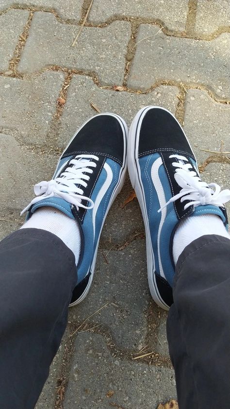 Blue Vans Outfit, Dirty Vans, Navy Couple, Vans Old Skool Navy, Vans Collection, Wallpaper Hippie, Vans Old School, Vans Outfit, Urban Clothing