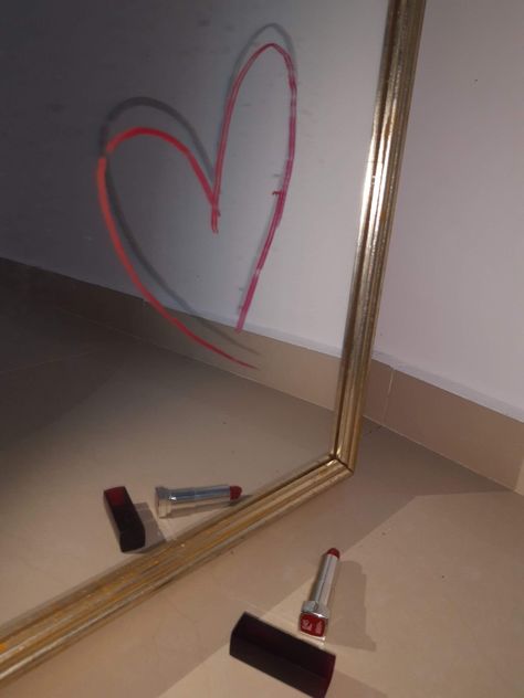 Frases espejo labial rojo aesthetic Aesthetic Lipstick Pictures, Lipstick On Mirror Aesthetic, Lipstick Mirror Writing, Mirror Writing Aesthetic, Lipstick In Mirror, Lipstick On Mirror, Mirror With Lipstick, Lipgloss Photography, Mirrors Aesthetic