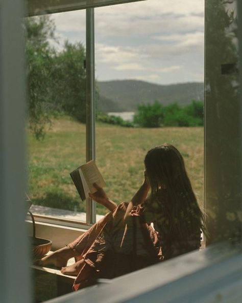 Quiet Girl, The Quiet Ones, Books For Self Improvement, Woman Reading, Trik Fotografi, Quiet Moments, Fotografi Potret, Beautiful Moments, Book Aesthetic