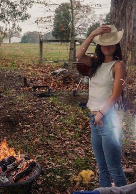 Southern Folk Aesthetic, Cozy Western Aesthetic, Brunette Cowgirl Aesthetic, Cozy Cowgirl Aesthetic, East Coast Cowgirl, Earthy Cowgirl, 70s Country Aesthetic, Soft Country Aesthetic, Western Pictures Ideas