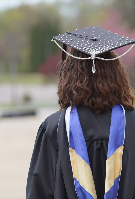 Graduation Picture Grad Cap Inspo Aesthetic, Pearl Graduation Cap, Aesthetic Graduation Cap Designs, Graduation Cap Headband, Rhinestone Graduation Cap, Graduation Cap Designs College, Graduation Outfit College, College Grad Cap Ideas, Graduation Cap Decoration Diy