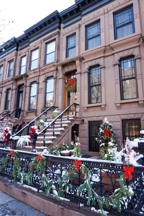 Brownstone Christmas, Brownstone Exterior, Stoop Decor, Boston Brownstone, Brownstone House, Nyc Brownstone, New York Brownstone, Townhouse Exterior, Exterior Christmas