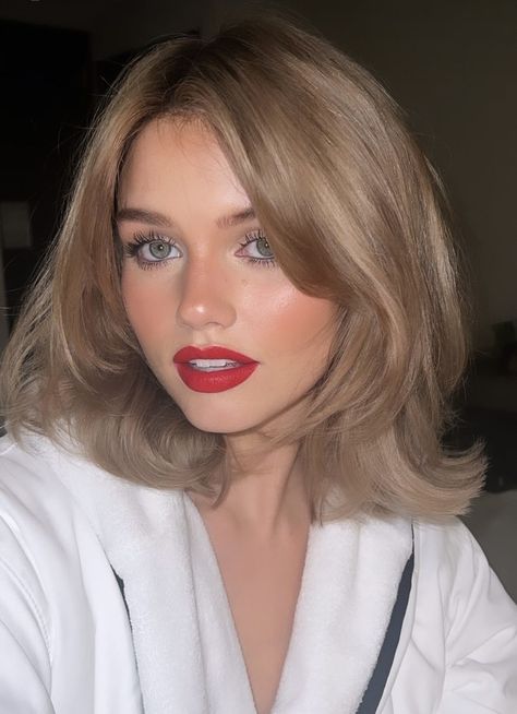 Old Money Hair Color Blonde, Hairstyle For Long Forehead, Short Bombshell Hair, Shay Sullivan, Money Blonde, Curlers For Short Hair, Easy Haircuts, Money Woman, Bombshell Hair