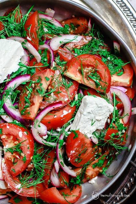 Tomato Salad Recipes, The Mediterranean Dish, Salad Pasta, Feta Salad, God Mat, Mediterranean Dishes, Red Onions, Vegetarian Meals, Mediterranean Diet Recipes