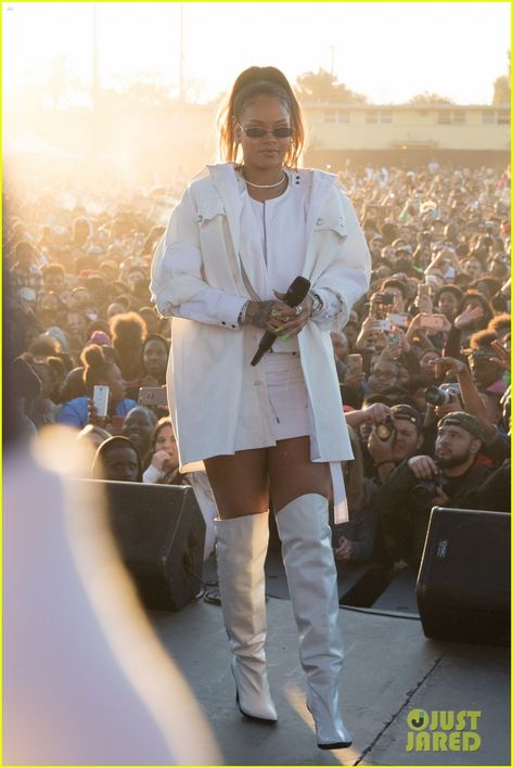 Rihanna Performs 'Loyalty' with Kendrick Lamar for First Time at TDE's Christmas Concert! Rihanna Concert, Rihanna Street Style, Looks Rihanna, Rihanna Hairstyles, Rihanna Outfits, Rihanna Photos, Christmas Concert, Rihanna Style, Black Celebrities