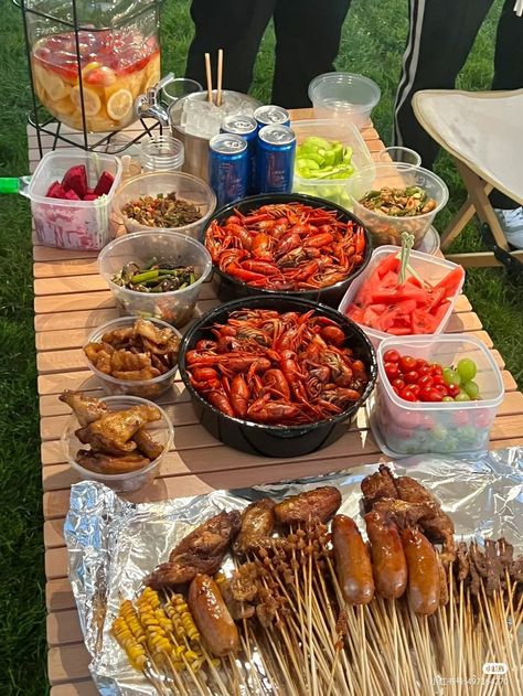 Picnic Date Food, Hot Pot Recipe, Bbq Picnic, Food Drink Photography, Food Therapy, Picnic Food, Food Goals, Camping Picnic, Camping Food