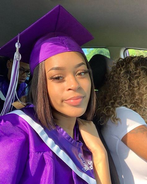 𝐩𝐢𝐧: 𝐦𝐢𝐥𝐚𝐠𝐮𝐬𝐭𝐚𝐯𝐨 💋 Hair For Graduation, Short Hair Cap, Graduation Hairstyles For Black Women, Graduation Vibes, Graduation Dresses Long, Graduation Dress College, Senior Szn, Backless Homecoming Dresses, Girl Graduation