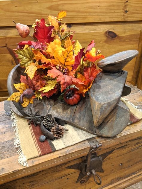 Saddle Tree Decor Western Projects, Rustic Flower Arrangements, Style For Fall, Rope Decor, Rustic Crafts, Memorial Flowers, Rustic Flowers, Faux Succulents, Table Centers