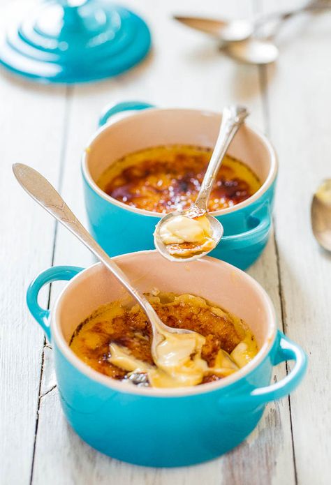 The Best & The Easiest Classic Crème Brûlée - Finally an easy recipe for smooth, rich, creamy, restaurant-quality crème brûlée! Creme Brulee Recept, Brulee Recipe, Creme Brulee Recipe, Averie Cooks, Just Desserts, Macarons, Cookies Et Biscuits, Sweet Tooth, Sweet Treats