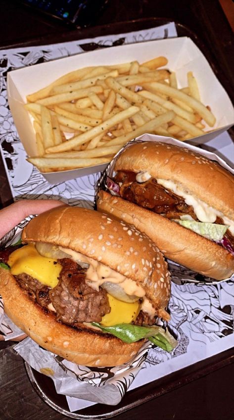 Burger Pictures Instagram, Burger Snapchat, Burger Snap, Burgers Aesthetic, Burger Pictures, Cafe Burger, Burger Photo, Burger Aesthetic, Trending Summer Nails