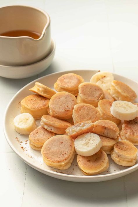 Mini Banana Pancakes - Wooed By The Food Baby Pancakes No Banana, Mini Banana Pancake Bites, Mini Banana Pancakes, Pancake Pictures, Pancake Banane, Kids Pancakes, Baby Pancakes, Pancake Bites, Easy Baby Food Recipes