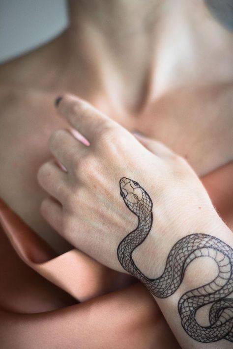 Garder Snake Tattoo, Brown Snake Tattoo, Garter Snake Drawing, Twin Snake Tattoo, Garter Snake Tattoo, Corn Snake Tattoo, Snack Tattoo, Snake Tatoos, Snake Hand Tattoo