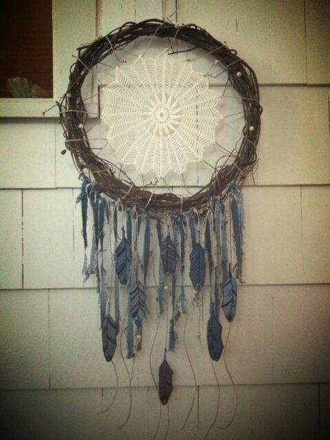 Made this dream catcher from an old grapevine wreath, my Grandmother's crocheted doily, denim strips, and feather patches. Grapevine Weaving, Wreath Dreamcatcher, Grapevine Ideas, Summer Arrangements, Door Accents, Faith Crafts, Feather Wreath, Craft Stalls, Feather Dream Catcher