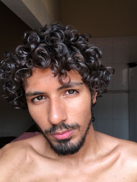 Cabelo cacheado masculino/Curly hair men Curly Hair Bearded Men, 2c Curly Hair Men, 3a Hair Men, 2c Hair Men, Medium Curly Hair Men, Medium Length Curly Hair Men, 3a Curly Hair, Fade Haircut Curly Hair, Long Curly Hair Men