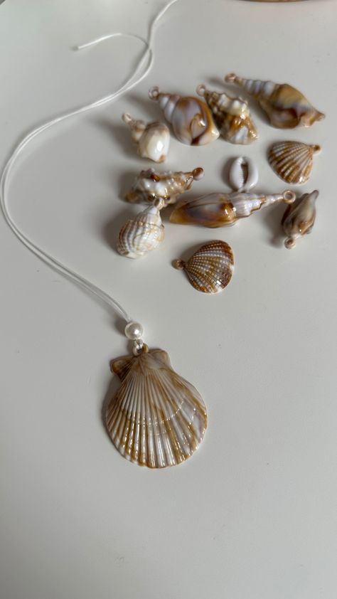 Summer fashion inspo inspirarion mermaid core siren aesthetic makeup ootd outfit pearl coquette dainty pearls necklace vacation sea Mermaid Core Necklace, Seashell Necklace Diy, Modern Ariel, Pearl Coquette, Shells Necklace, Siren Aesthetic, Sea Shell Jewelry, Halloween 23, Mermaid Stuff