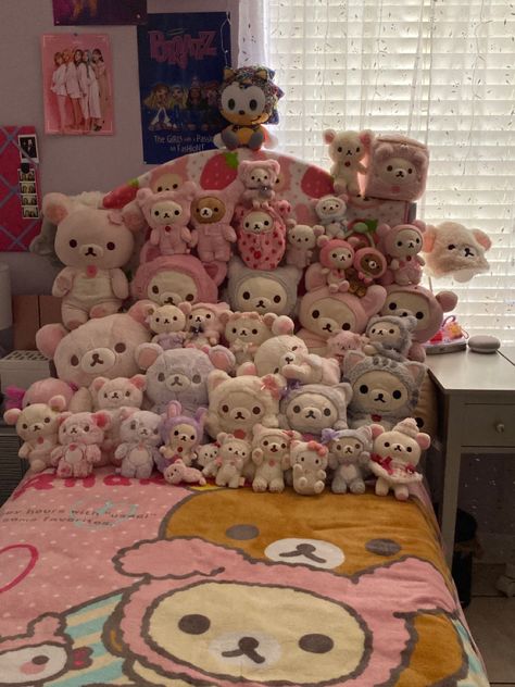 Rilakkuma Plushie, Rilakkuma Plush, Kawaii Bedroom, Hello Kitty Rooms, Cute Squishies, Cute Room Ideas, Kawaii Plushies, Kawaii Room, Hello Kitty Items