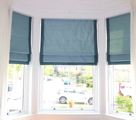 Creative Window Coverings, Bay Window Blinds, Living Room Style Ideas, Room Style Ideas, Traditional Living Rooms, Room Ideas Design, Sheer Roller Blinds, Curtain Alternatives, Types Of Blinds