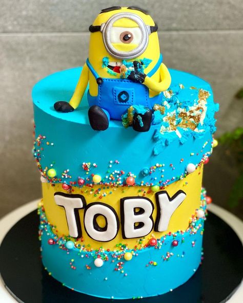 Cake for Days Melbourne on Instagram: “• THE HUNGRY MINION! • 💙💛 // Double Stack 6” Salted Caramello Mud cake w/ CFD Buttercream and hand made Minion. // Sprinkles are 100’s &…” Minion Birthday Cake Buttercream, Cake Design Buttercream, Minion Cake Design, Birthday Cake Buttercream, Minion Birthday Cake, Cake Buttercream, Minion Cake, Mud Cake, Minion Birthday