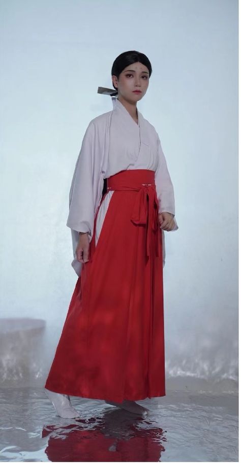 Feudal Japan Clothing Women, Japanese Shrine Maiden Outfit, Ancient Japan Clothing, 1800s Japanese Fashion, Japanese Servant Outfit, Feudal Japan Clothing, Heian Era Clothing, Japanese National Costume, Japanese Clothing Traditional