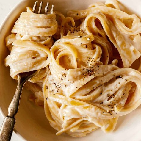 Fettuccine Alfredo Recipe, Spoon Fork Bacon, Fettuccine Alfredo Recipes, Italian Pasta Dishes, One Pot Pasta Recipes, Alfredo Recipe, Yummy Pasta Recipes, Fettuccine Alfredo, One Pot Pasta