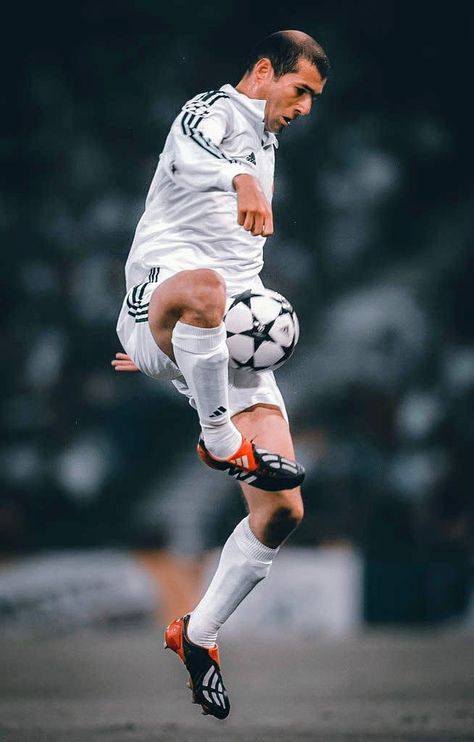 Zidane Real Madrid, Real Madrid Legends, Football Aesthetics, Velodrome Marseille, Zinedine Zidane Real Madrid, Bayer Munich, Football Aesthetic, Adidas Boots, Legends Football