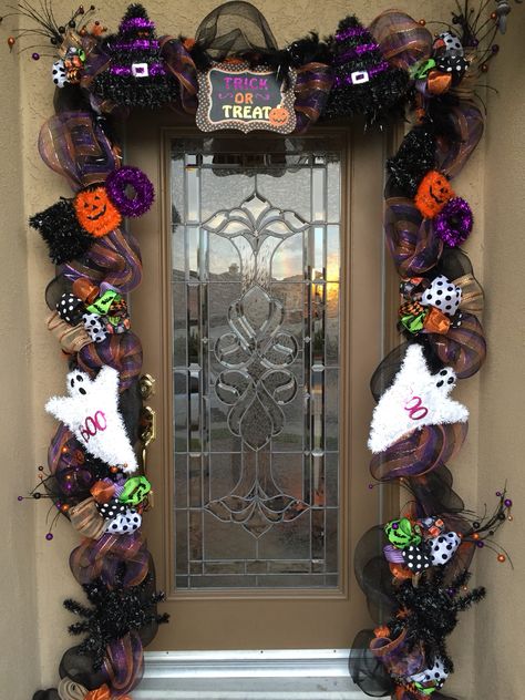 Halloween deco mesh garland for the front door Halloween Door Garland, Diy Halloween Garland, Halloween Front Door Decor, Porche Halloween, Door Decor Halloween, Halloween Diy Door, Outside Halloween Decorations, Halloween Outdoor Decoration, Deco Mesh Garland