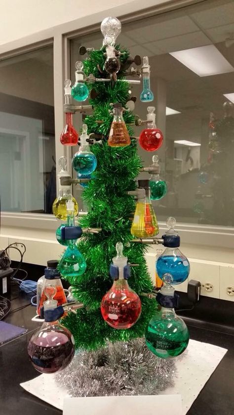 Chemistree Tree, Chemistry Ornaments Diy, Science Christmas Decorations, Chemistry Classroom Decorations, Science Ornaments, Laboratory Christmas, Chemistry Christmas Ornaments, Christmas Chemistry, Chemistry Christmas