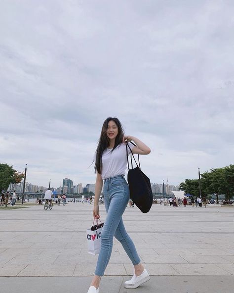 Mode Ulzzang, Korean Outfit Street Styles, Korean Casual Outfits, Neue Outfits, Foto Poses, Elegante Casual, Looks Street Style, Korean Girl Fashion, Korean Fashion Trends