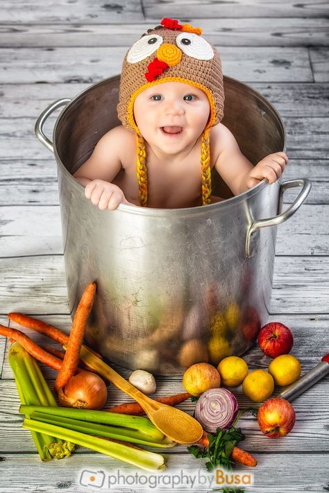 We love getting festive for the holidays, and doing fun things with our own baby. Thanksgiving Baby Photo. 10 month old in a large pot and Turkey hat. Mama's little turkey. Thanksgiving Baby Pictures, Fall Baby Pictures, Photo Bb, Foto Newborn, Thanksgiving Photos, Thanksgiving Pictures, Baby Calendar, Baby Photoshoot Boy, Thanksgiving Baby