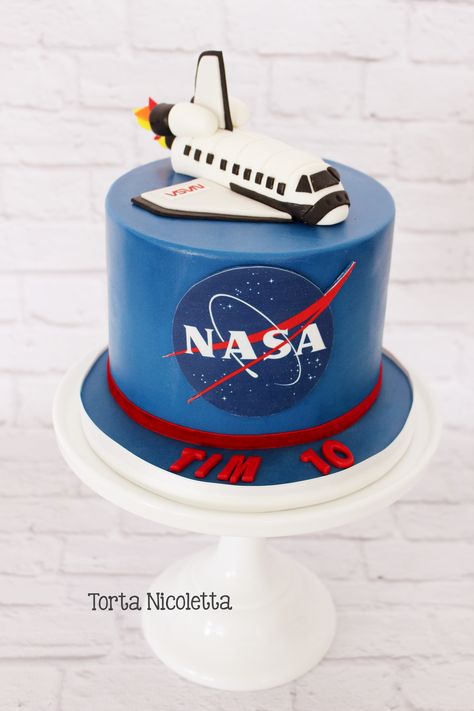 Nasa rocket cake Nasa Theme Cake, Aeroplane Cake For Men, Nasa Cake Ideas, Rocket Cake Ideas, Nasa Cake Birthday, Nasa Birthday Party Ideas, Nasa Cake, Space Rocket Cake, Planes Birthday Cake