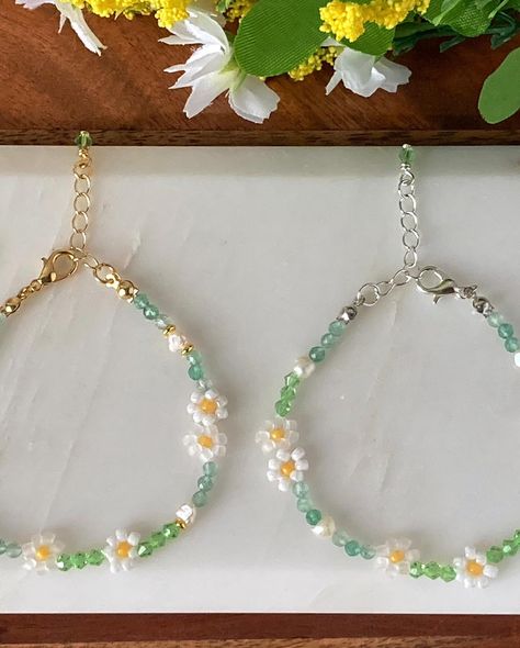 Daisy chain bracelet made with aventurine, freshwater pearls, glass seed beads and green bicone crystals 🤍🌼 #daisybracelet #daisychainbracelet #handmadejewellery #beadbracelet Daisy Bracelet, Daisy Chain, Flower Bracelet, Flower Jewellery, Beaded Flowers, Pearl Bracelet, Bracelet Patterns, Chain Bracelet, Handmade Bracelets