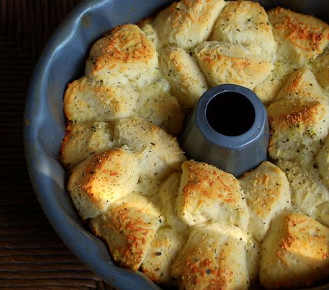 Parmesan Pull Apart Bread, Puff Bread, Zucchini Pommes, Grands Biscuits, Bundt Pan Recipes, Pull Apart Garlic Bread, Pull Apart Bread, Pan Recipes, Garlic Parmesan