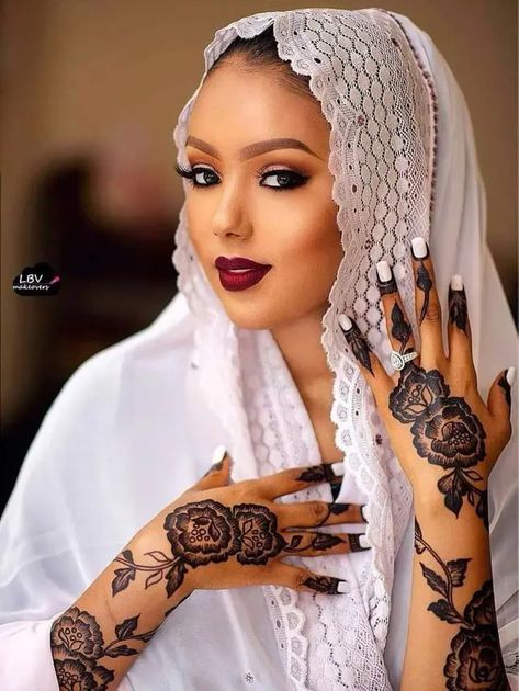 Henna Black Women, Somali Henna, Henna Makeup, Hausa Bride, Somali Wedding, Wedding Henna Designs, Gorgeous Bridal Makeup, Henna Inspired Tattoos, Henna Tattoo Designs Hand