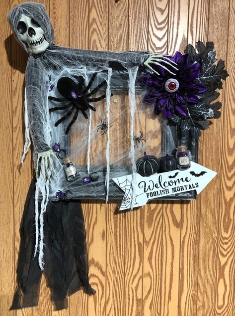 Picture frame wreath, all decorative Halloween items purchased from a dollar store. Halloween Picture Frames, Fun Diy Halloween Decorations, Halloween Mesh Wreaths, Halloween Witch Decorations, Halloween Floral, Halloween Baskets, Picture Frame Crafts, Halloween Craft Projects, Halloween Frames