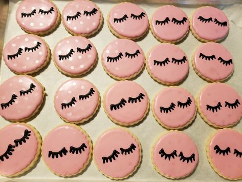 Lash Cookies Decorated, Eyelash Cookies Decorated, Spa Opening Party Ideas, Lash Party Ideas, Makeup Cookies Decorated, Lash Cookies, Eyelash Cookies, Party Lashes, Pink Snacks