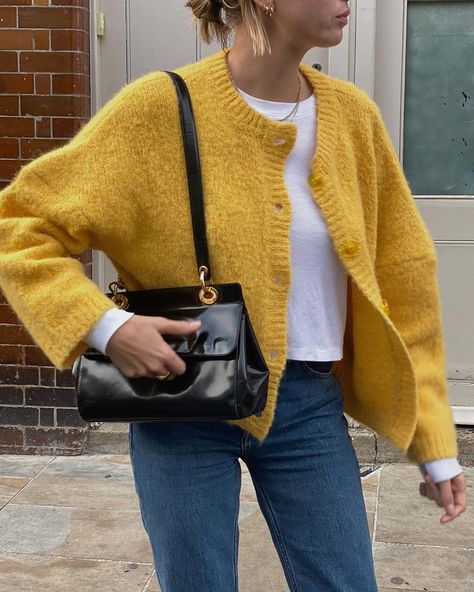 Lizzy Hadfield on Instagram: “☀️☀️ (knit and shoes gifted)” Lizzy Hadfield, Yellow Cardigan, Stil Inspiration, Mode Ootd, Mode Inspo, Outfit Inspo Fall, 가을 패션, Mode Streetwear, Mode Inspiration