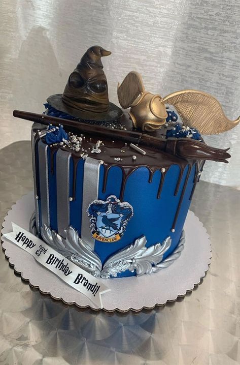 Harry Potter Cake Designs, Golden Snitch Cake, Harry Potter Birthday Cake Ideas, Snitch Cake, Tort Harry Potter, Snitch Harry Potter, Gateau Harry Potter, Soccer Birthday Cakes, Harry Potter Theme Birthday