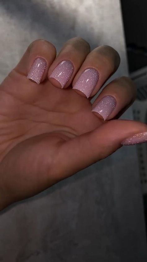 ✨✨✨✨💅🏻 Cute Short Sparkly Nails, Short Pink Shimmer Nails, Short Square Acrylic Nails Pink Glitter, Pink With Sparkle Nails, Pink Glitter Nails Acrylic Sparkle, Sparkling Pink Nails, Light Pink Sparkle Nails Acrylic, Pink Glitter Square Nails, Nude Glitter Nails Short