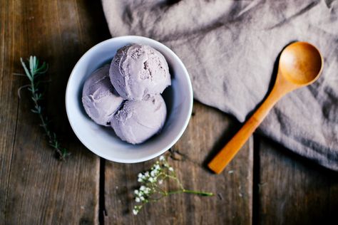 earl grey lavender ice cream Lavender Dessert Recipes, Grey Ice Cream, Earl Grey Ice Cream, Earl Grey Lavender, Strawberry Caramel, Lavender Dessert, Lavender Ice Cream, Purple Food Coloring, Purple Food